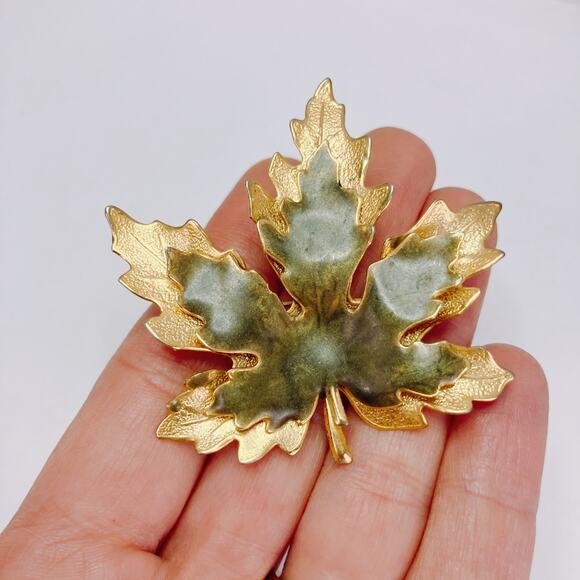 Vintage Gold Tone Maple Leaf Brooch Green Enamel Mid Century Autumn Fall Jewelry - Picture 3 of 11